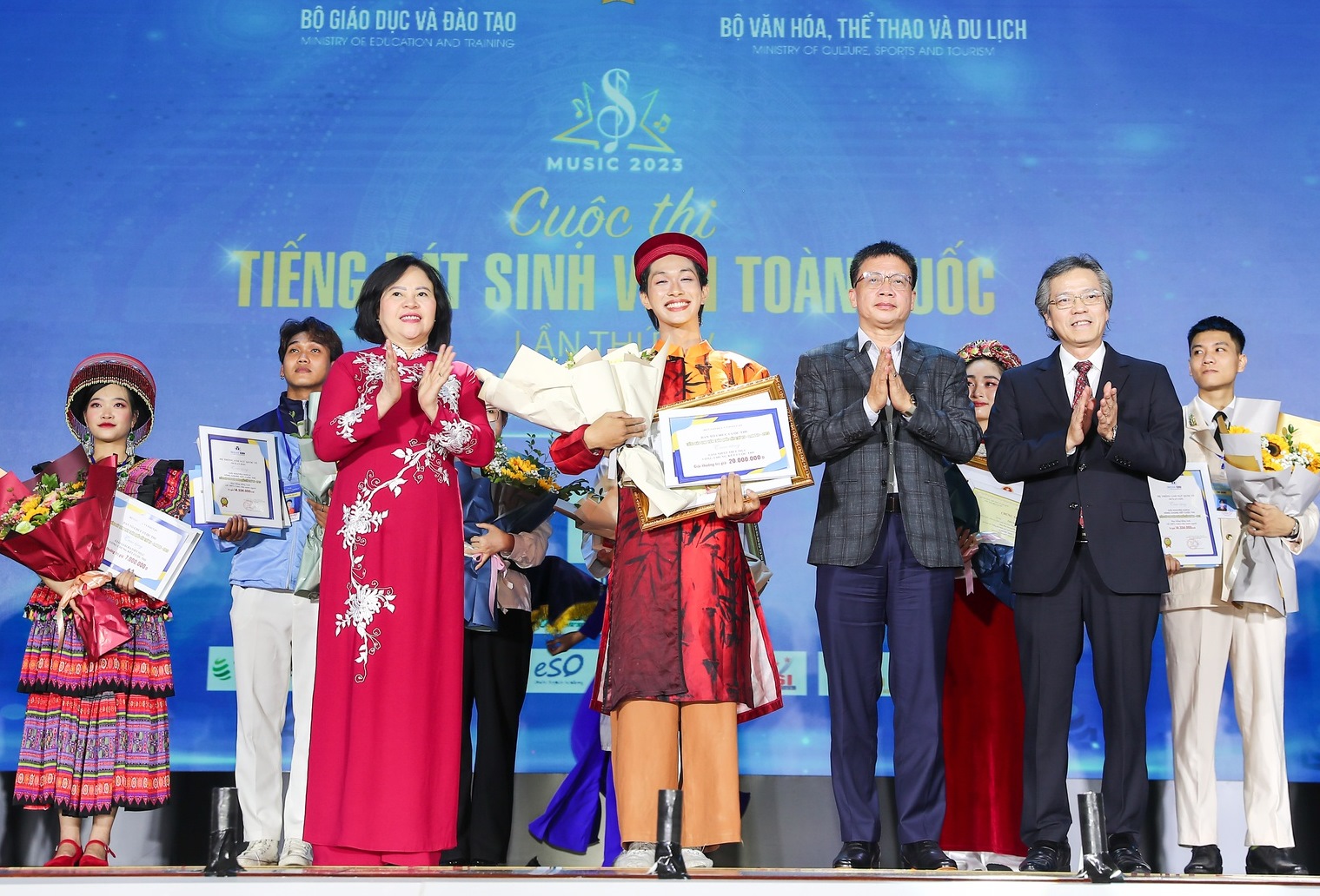 Đại diện Bộ GDĐT và Bộ Văn hoá, Thể thao và Du lịch trao giải Nhất tiết mục cho Trường Đại học Kinh tế - Luật thuộc Đại học Quốc gia TP. Hồ Chí Minh